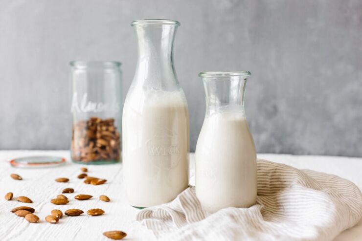 Bademovo-mleko-je-ukusan-biljni-napitak