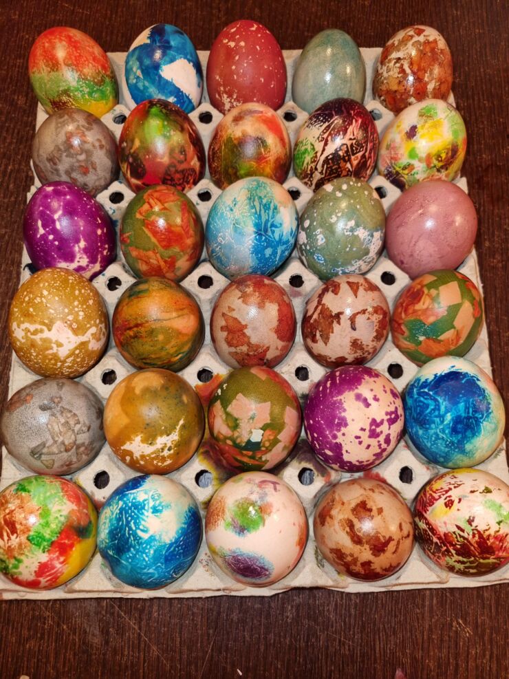 farbanje belih jaja za Uskrs