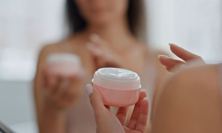 devojka drži kremu u ruci