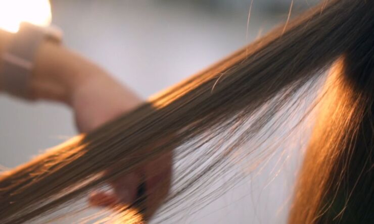 devojka češlja tanku kosu