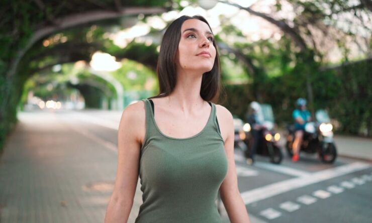 devojka u kratkoj majici šeta