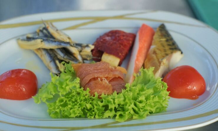 prikaz zdrave hrane na tanjiru, salata, paradajz, riba