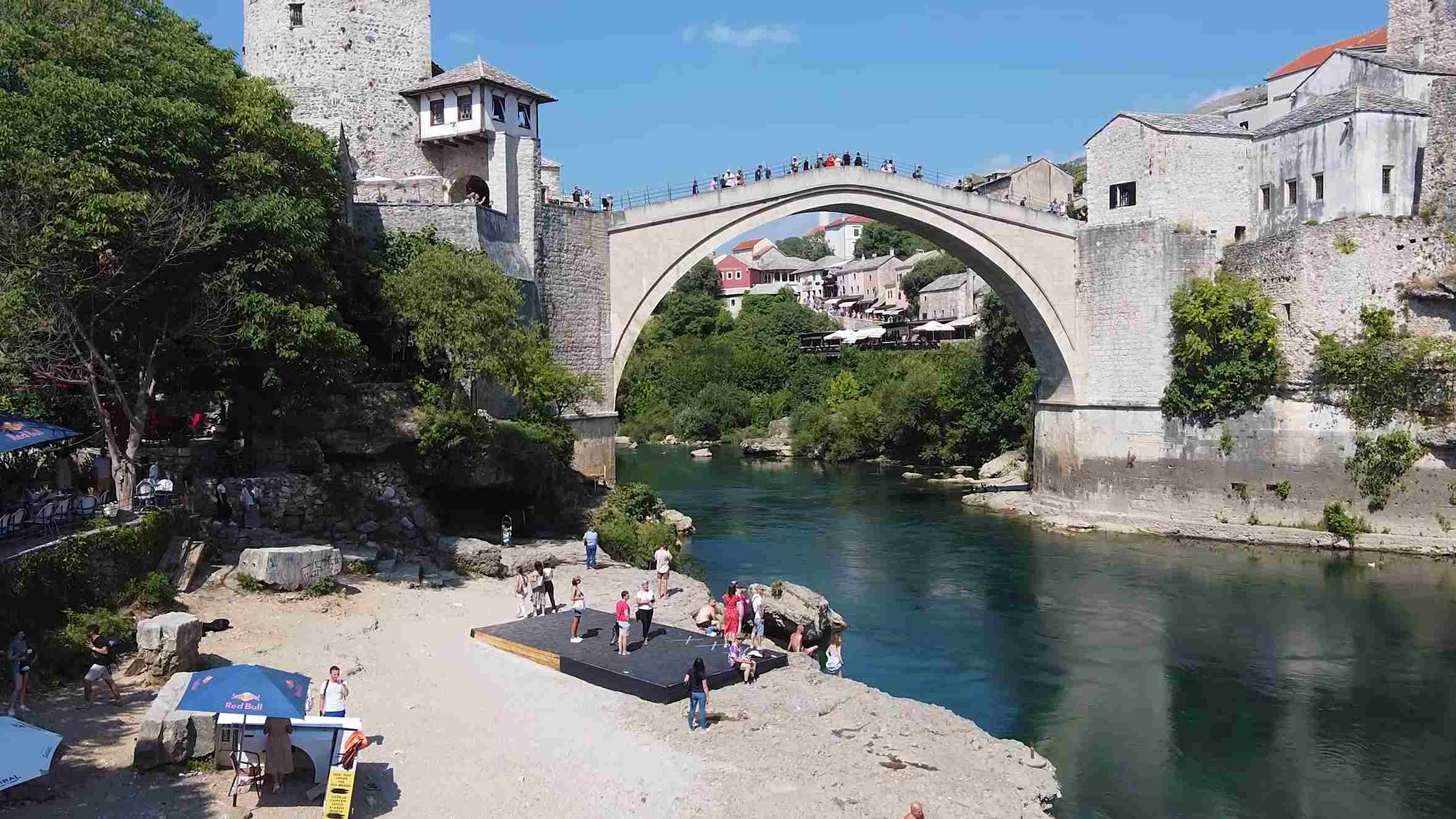 Stari most u Mostaru sa posetiocima iznad reke Neretve.