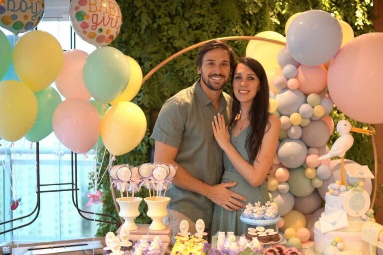 budući roditelji na gender reveal proslavi
